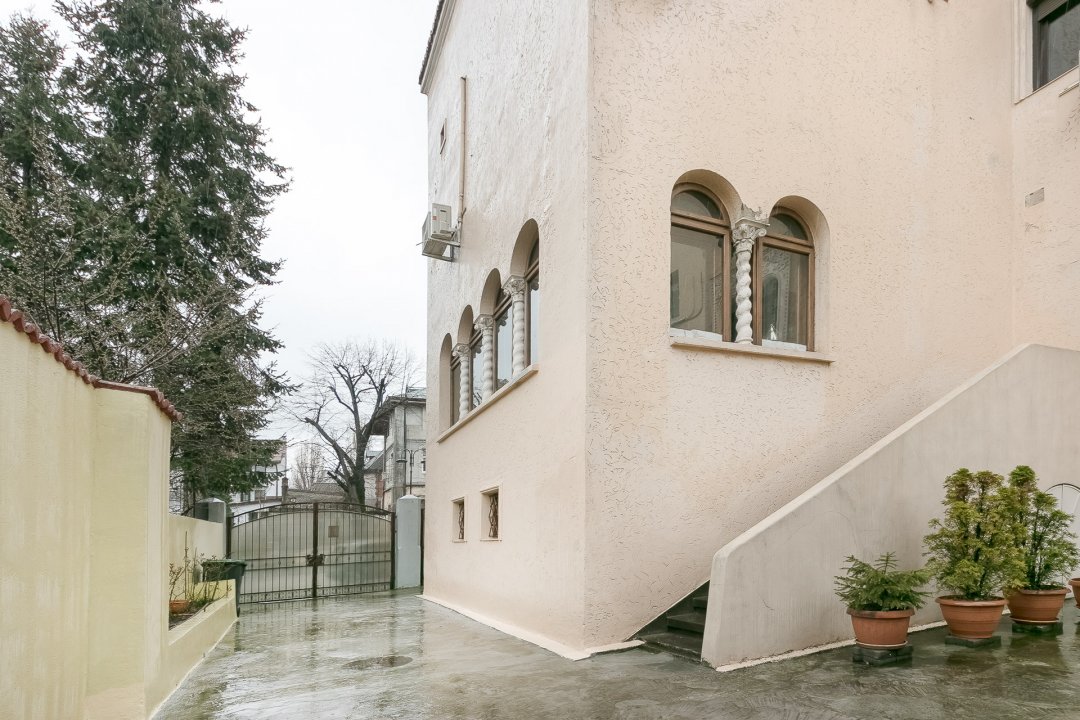 Apartament 4 camere in Stil Mauro-Florentin Zona Capitale